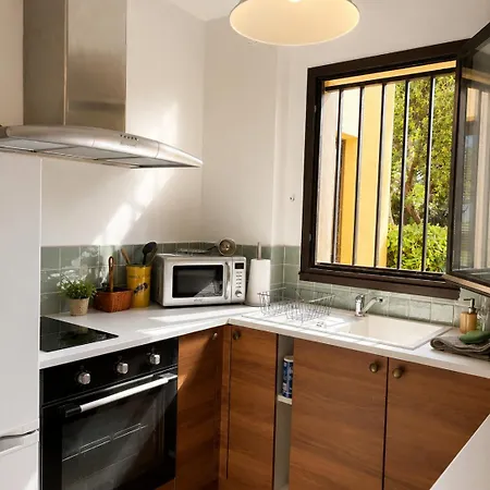 La Cigale Bleue - Garden Level Apartament *
